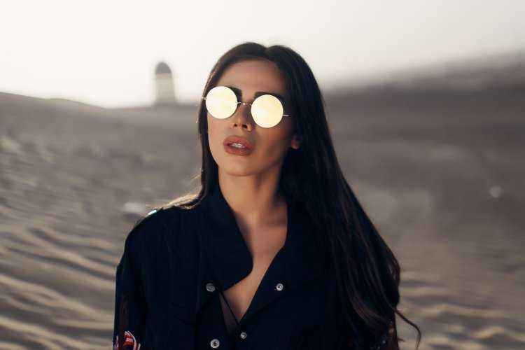 Девушка в темных очках