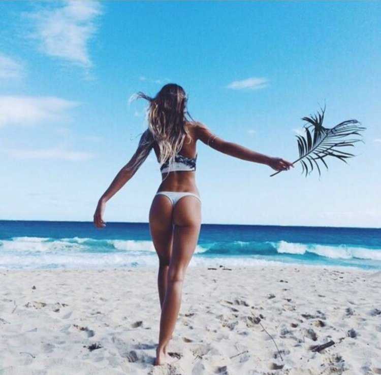 Стройная спортивная девушка на море