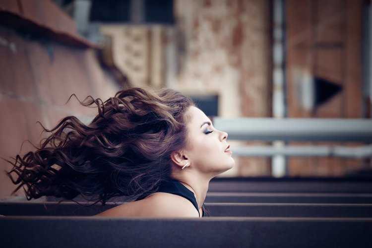 Девушка волосы на ветру