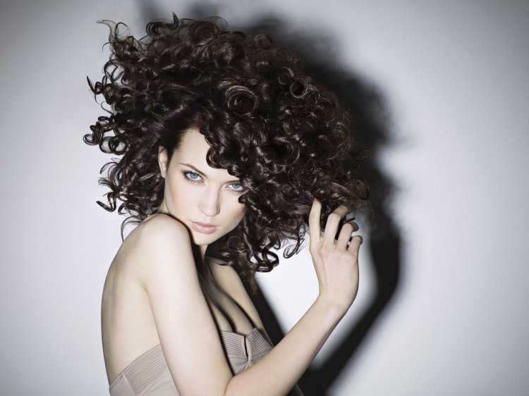 Фотосессия с кудрявыми волосами в студии