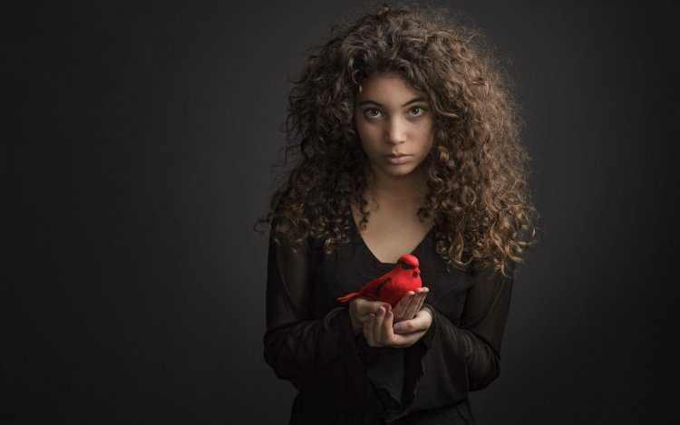 Красивая девушка с кудрями