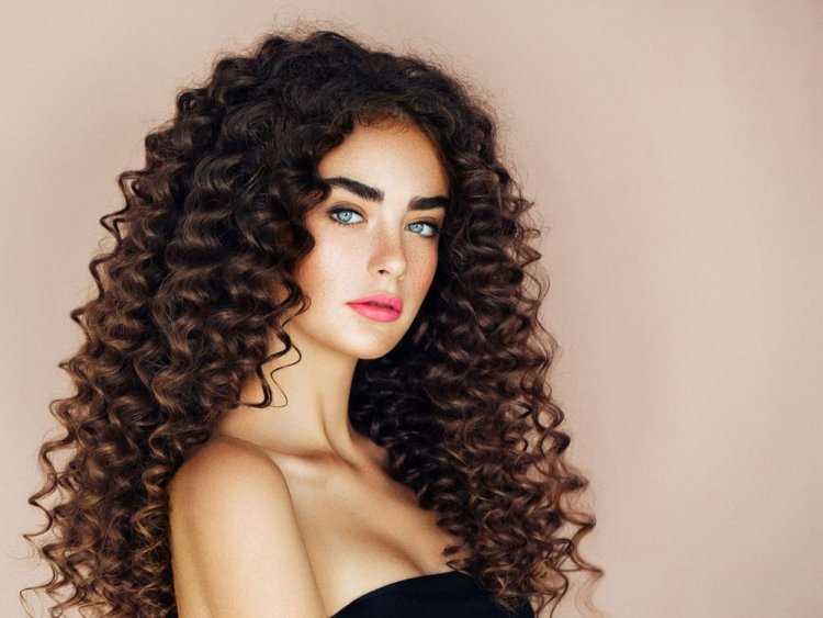 Кучерявая брюнетка62