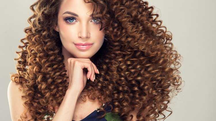 Кучерявая брюнетка40