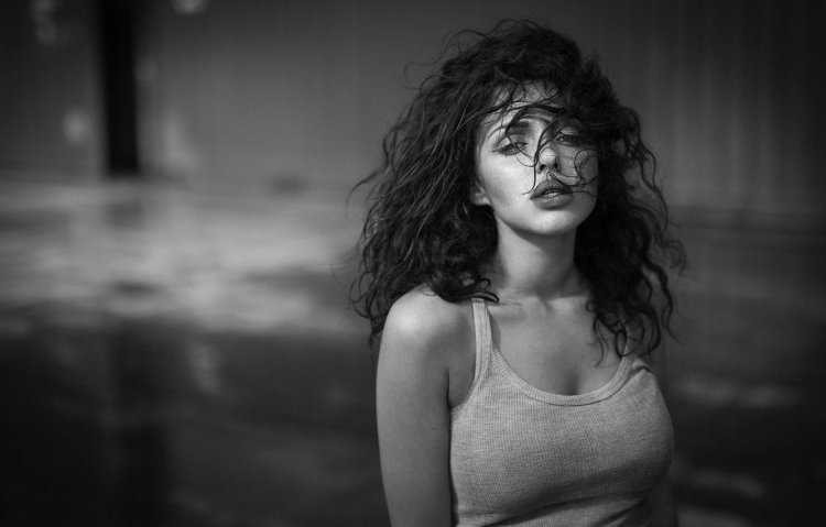 Грустная кудрявая девушка