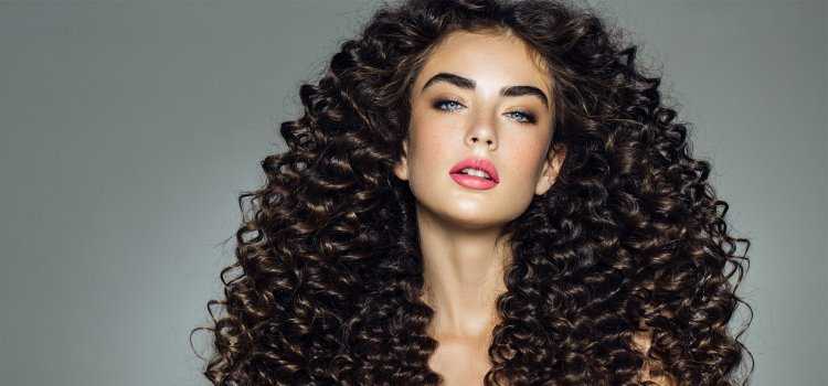 Кудрявые каштановые волосы