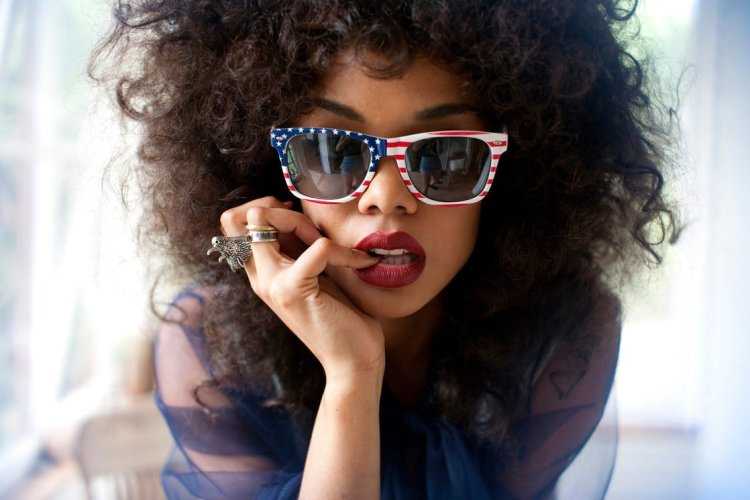 Тесса Томпсон с кудрявыми волосами