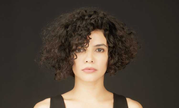 Черные кудрявые волосы короткие