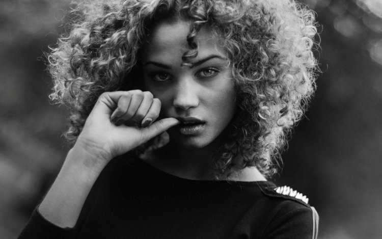 Кудрявая девушка обои