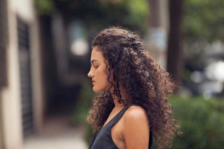 Женщина с кудрявыми волосами