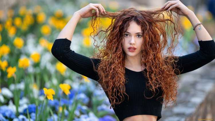 Девушка с вьющимися волосами