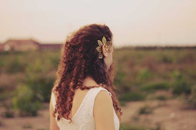 Кучерявая девушка со спины