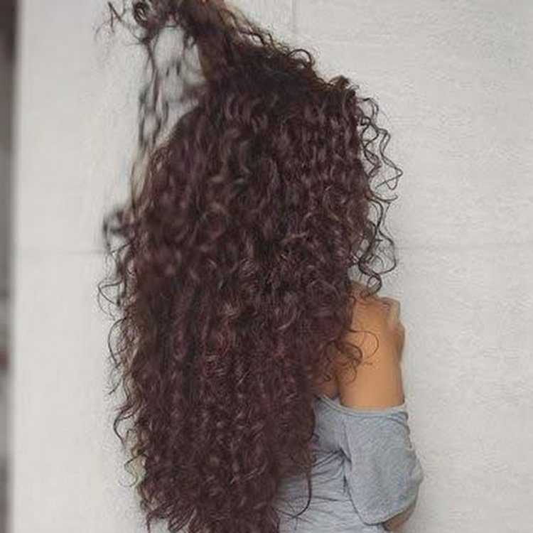 Кудрявая девушка со спины