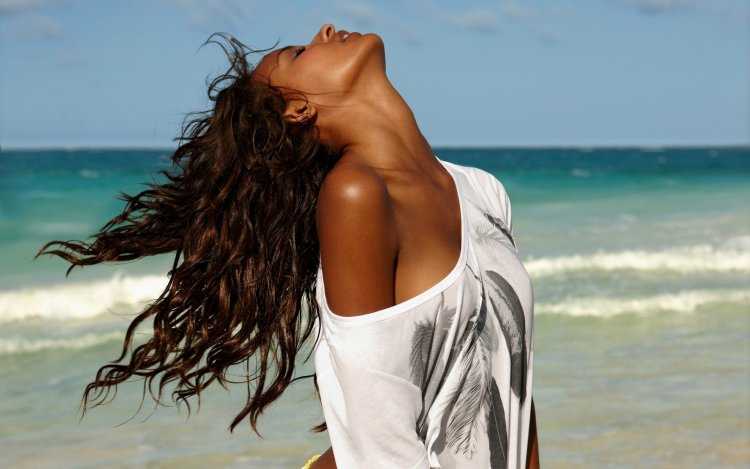 Загорелая брюнетка с длинными волосами