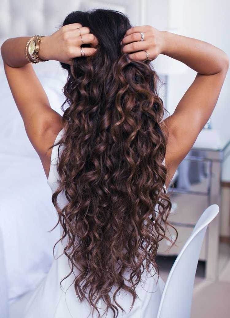 Длинные вьющиеся волосы со спины