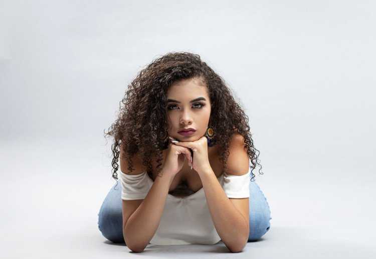 Кудрявая девушка