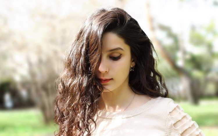 Девушка с кудрявыми волосами в платье