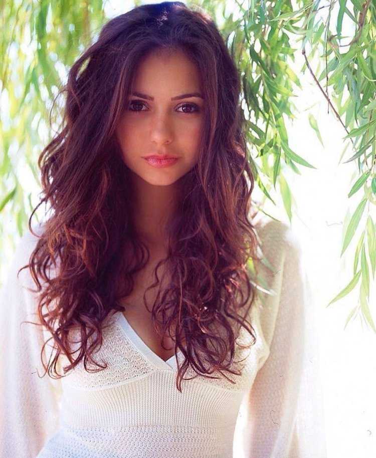 Нина Добрев с длинными волосами