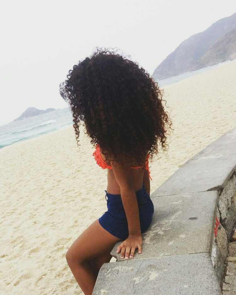 Кучерявая девушка со спины