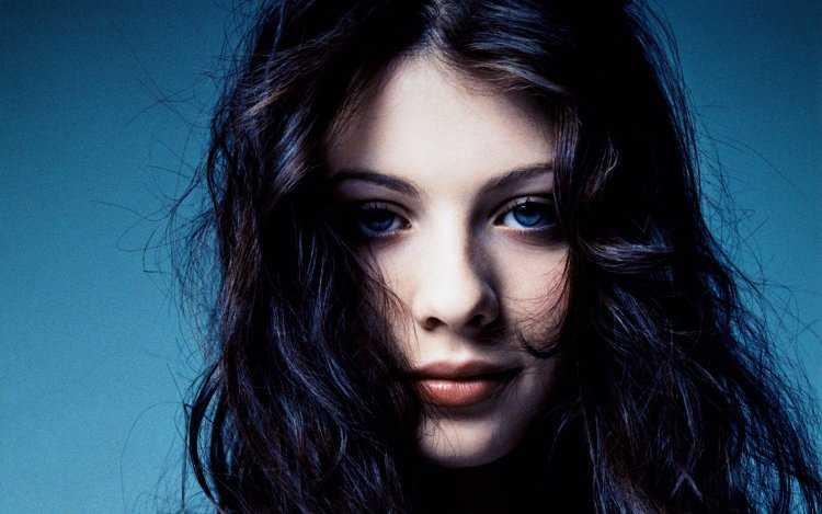 Мишель Трахтенберг с чёрными волосами