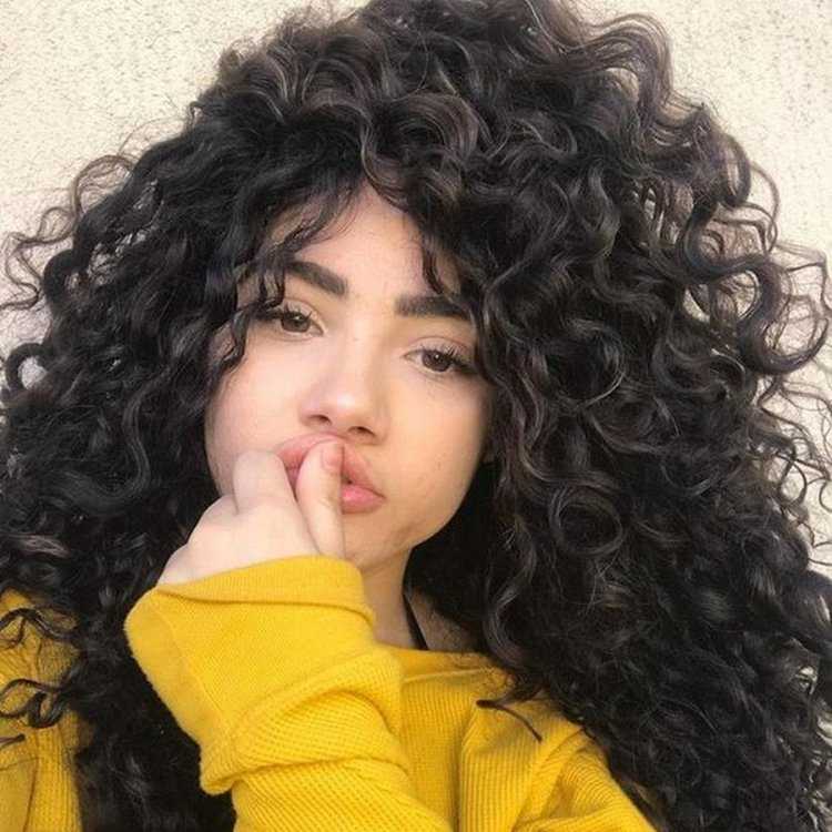 Милая кудрявая девушка