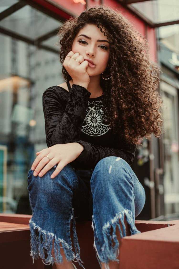 Стильные кудрявые девушки