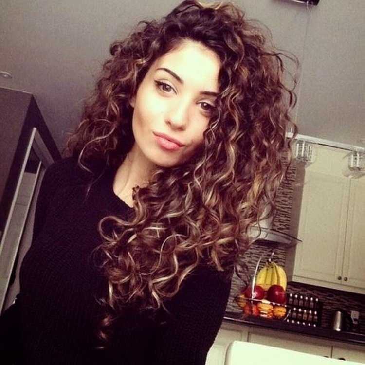 Армянка с кудрявыми волосами