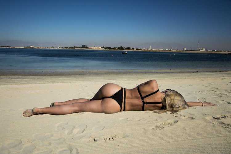 Девушка лежит на пляже