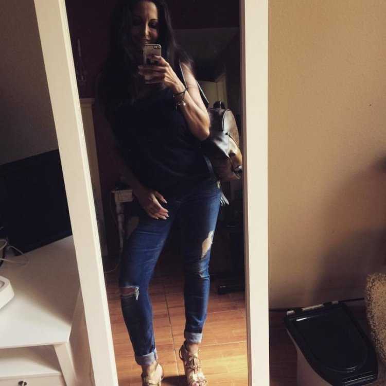 Брюнетка без лица в домашних