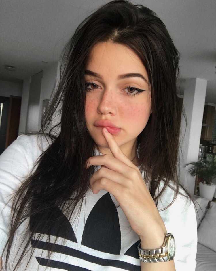 Милая девушка с черными волосами