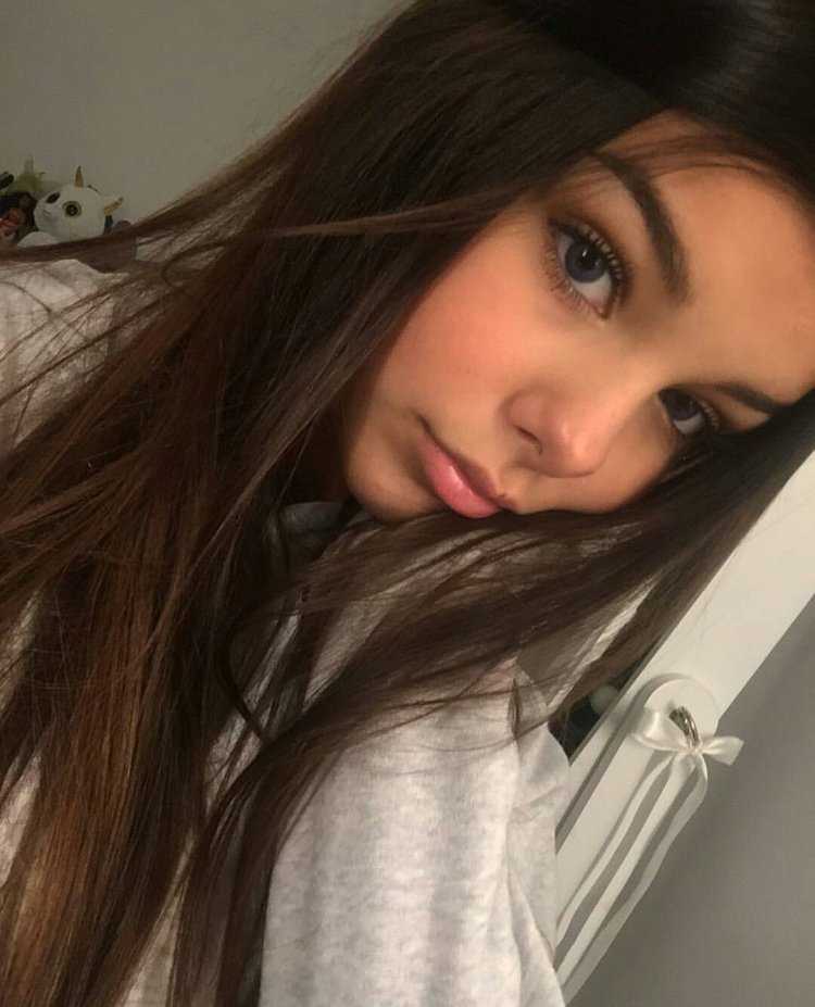 Девочка с темными волосами дома