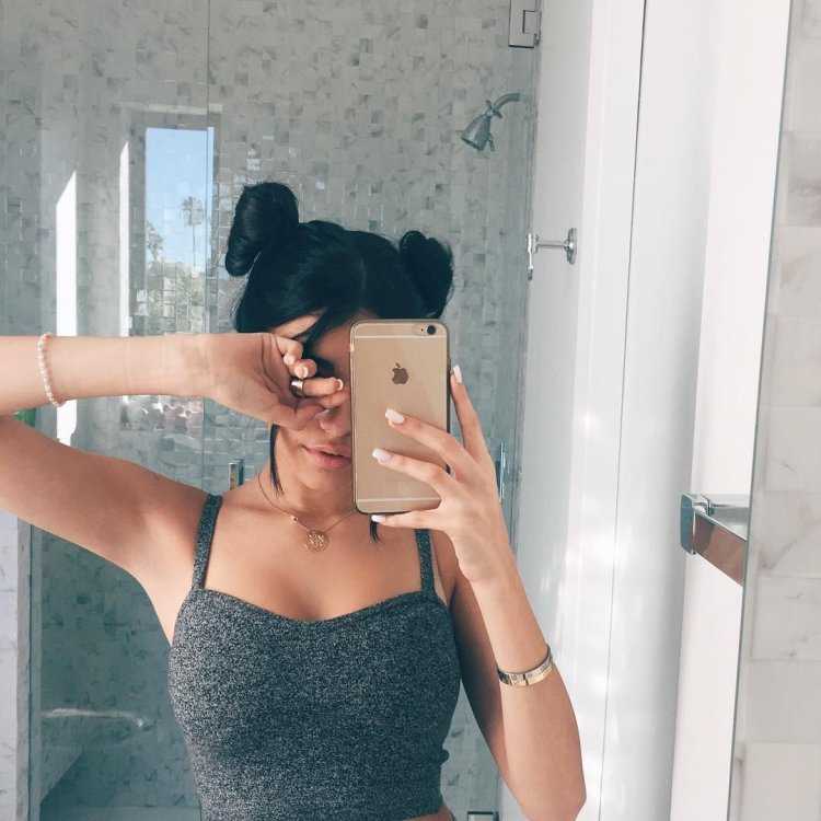 Девушка в зеркале брюнетка