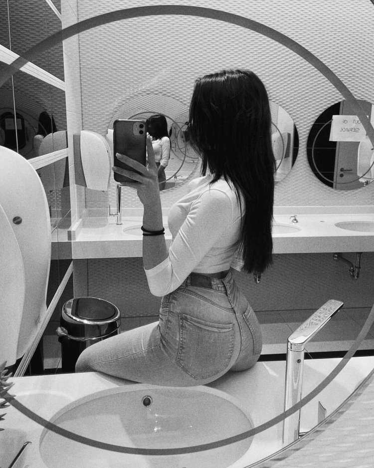 Лицо брюнетки дома62