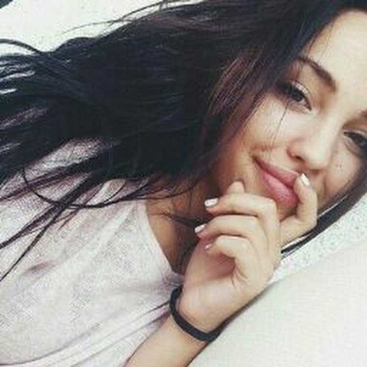 Девушка брюнетка селфи