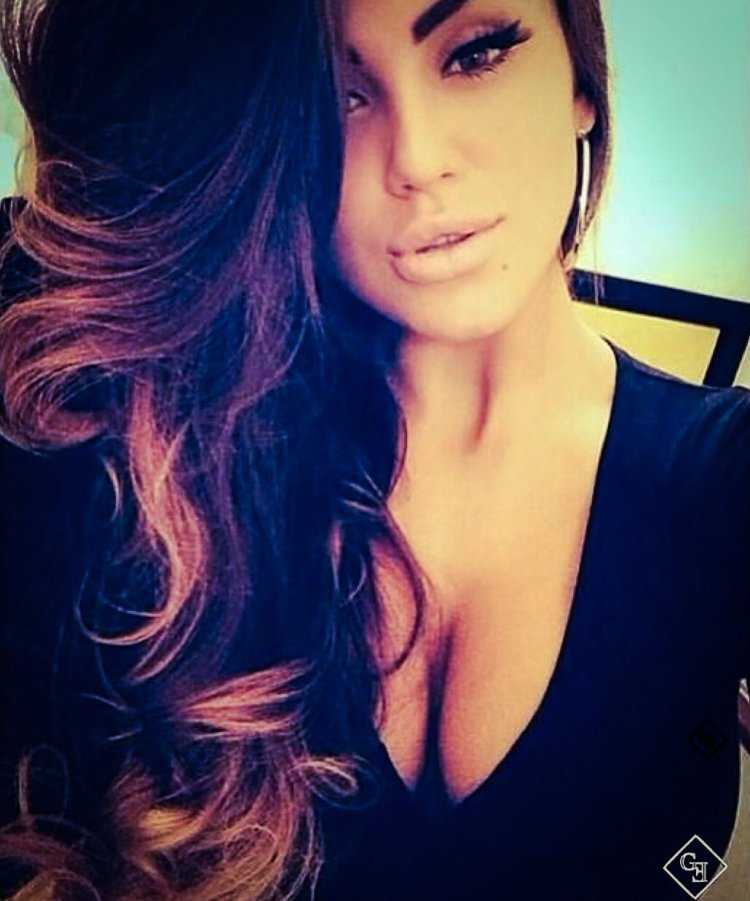 Красивая брюнетка селфи