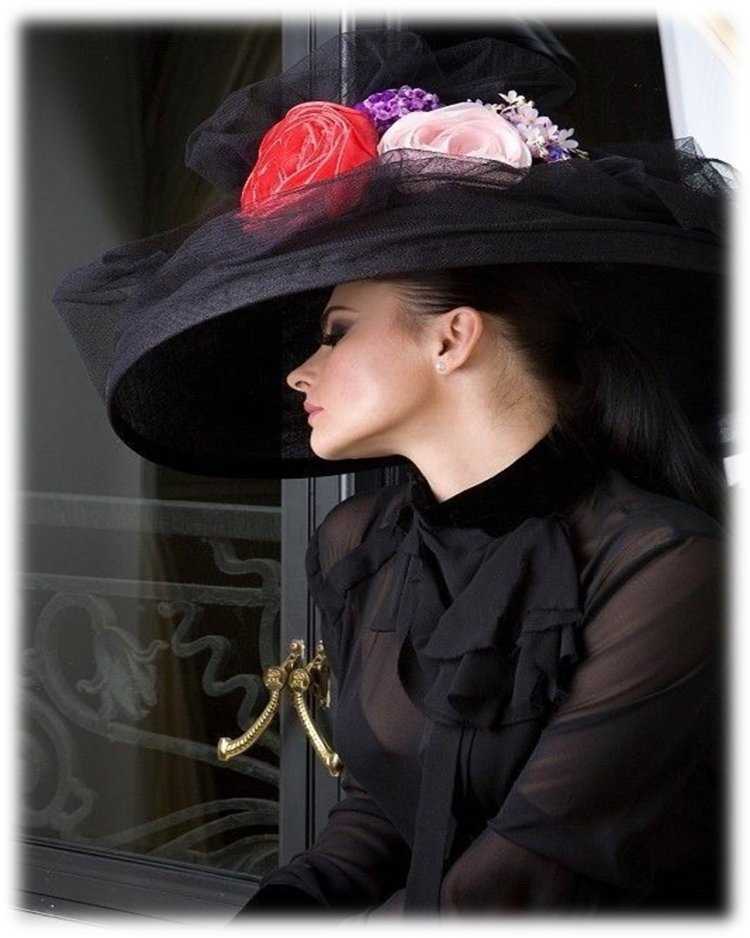 Моника Беллуччи в шляпе с вуалью