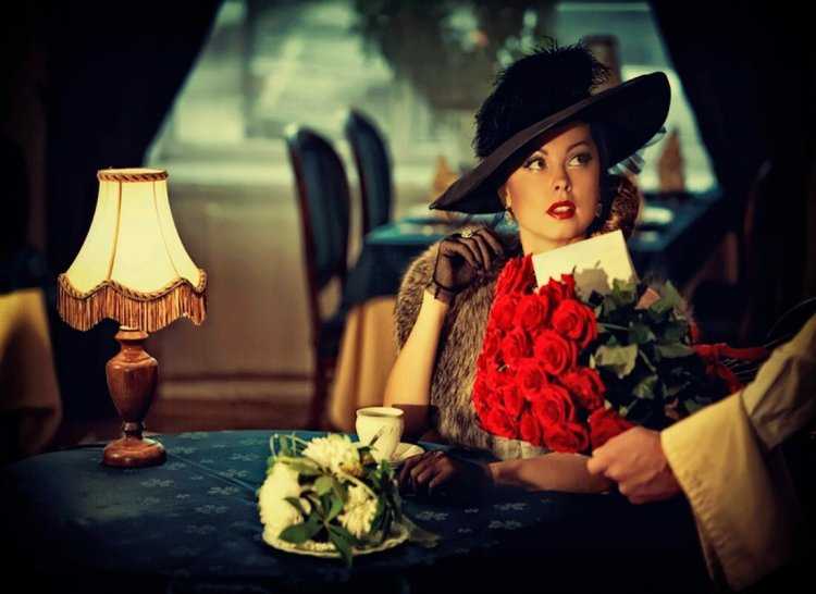 Дама в шляпке с цветами