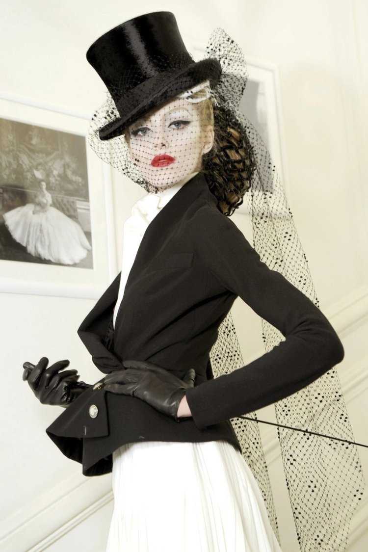 Женщина в шляпке и перчатках