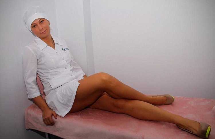 Массажистка в халате