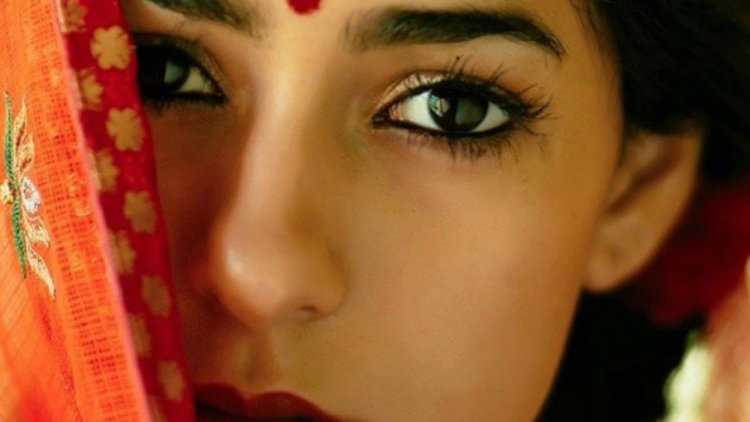 Девушка с красной точкой на лбу