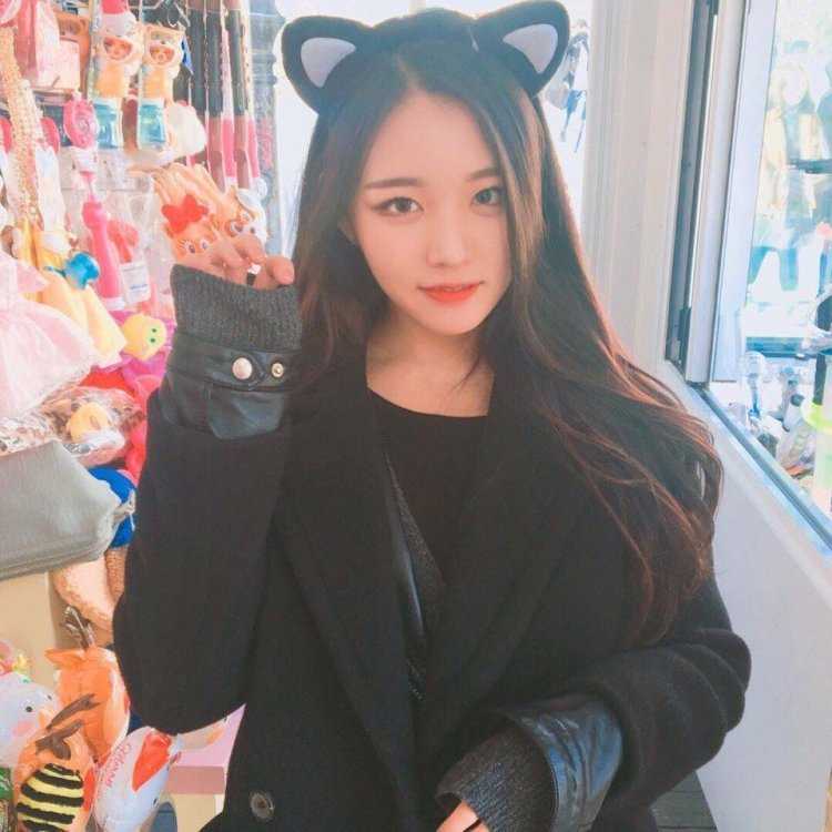 Красивая кореянка с ушками