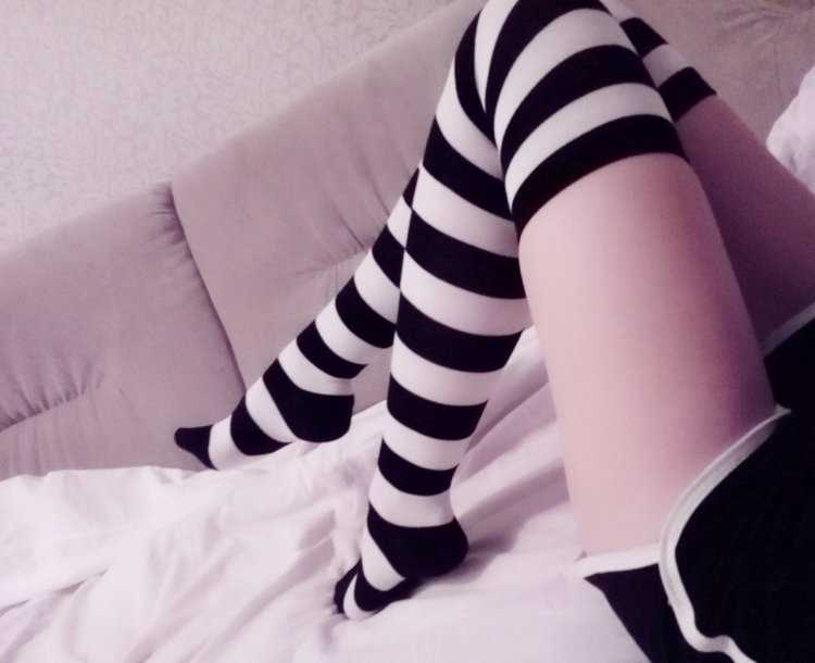 Женские ножки в гольфах