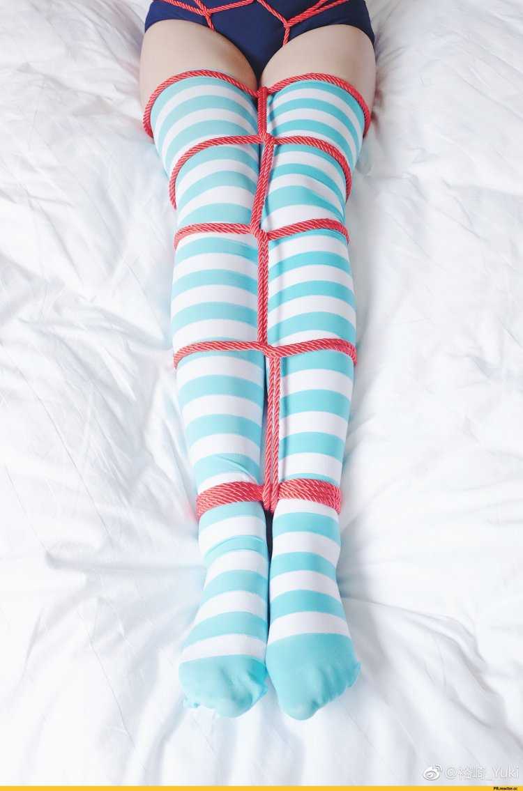 Девушка в чулочках полосатых
