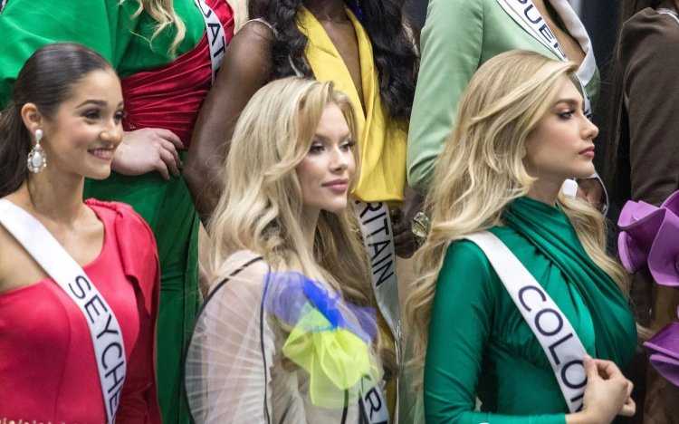 Пикантная Мисс Вселенная Россиянка в соблазнительном наряде