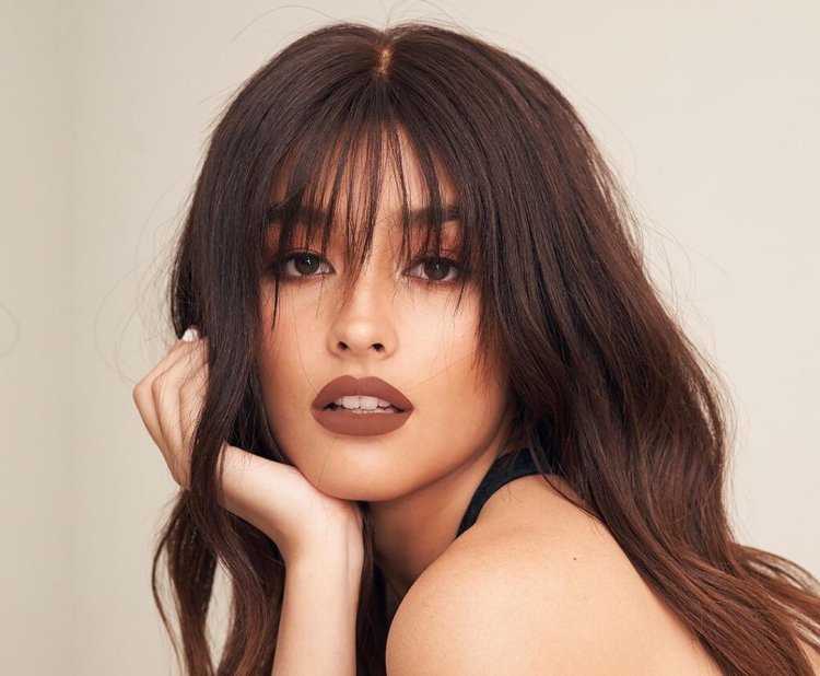 Кареглазая брюнетка