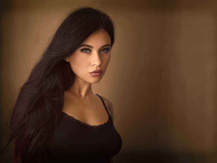 Красивая брюнетка армянка