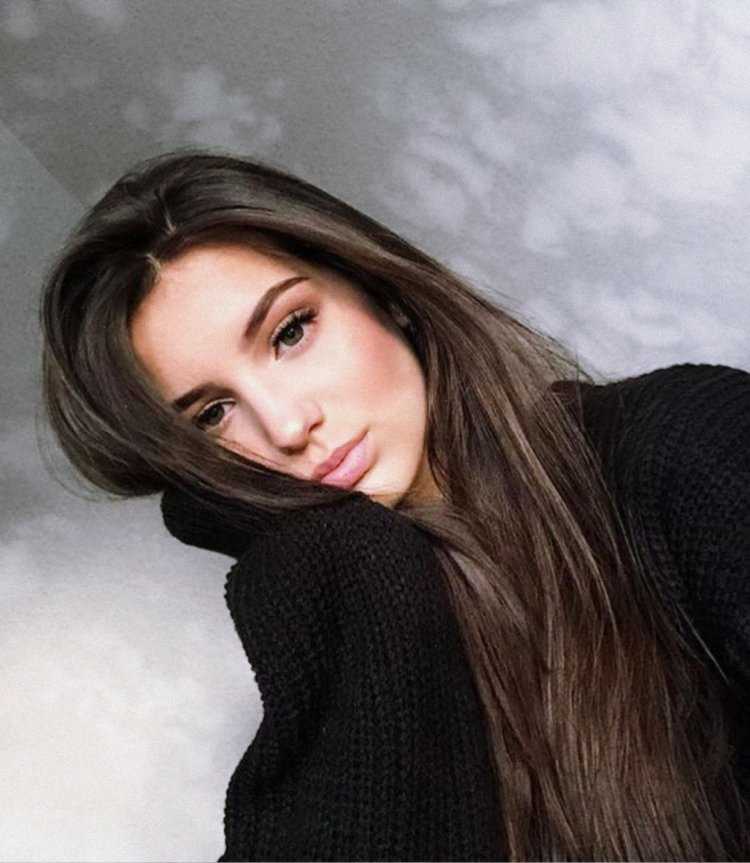 Кареглазая брюнетка