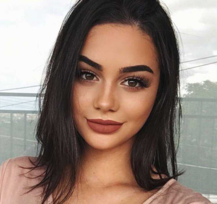 Модель кареглазая брюнетка7