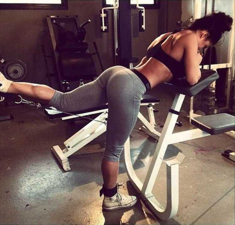 Анонимная красотка в спортзале пленяет без лица, лишь своими формами.