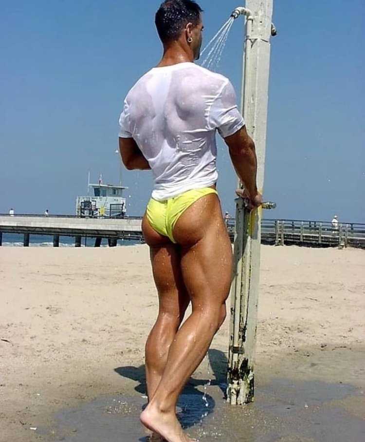 Мужские накаченные ягодицы