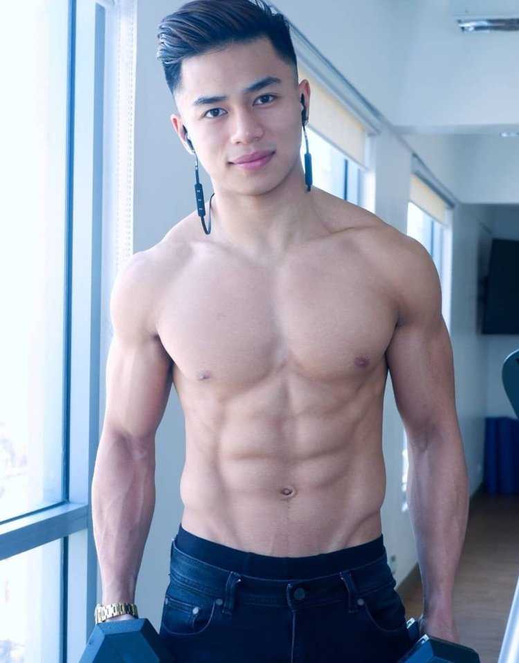 Накаченный казах